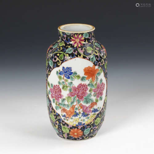 Vase Blumendekor auf schwarzem Grund.A Chinese Kangxi Vase with Floral Decorations and Chicken on