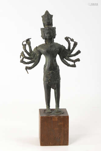 Indische Gottheit.Bronze auf Holzsockel. H gesamt 47 cm. Zehnarmige und fünfköpfige stehende Figur