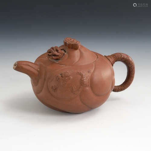 Braune Teekanne.China, unglasierter Ton. H 11 cm. Brauner, gedrungener Korpus mit godronierter