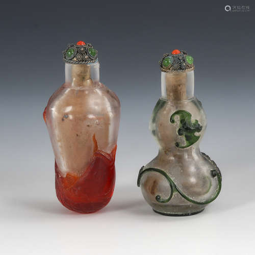 2 Snuffbottles - Überfangglas in Rot und Grün.Konische Form ohne Standfläche, mit rötlichem Karpfen,