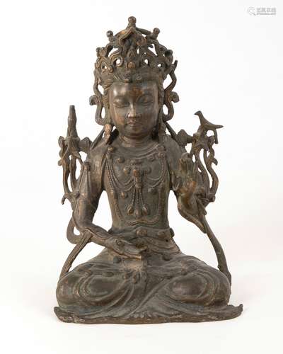 Sitzender Buddha.Wohl China, Bronze. H 29 cm.Im Verschränkungssitz
ruhende, bekrönte Figur mit