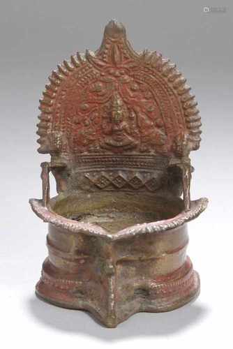 Bronze-Öllampe, Indien, 19. Jh., gearbeitet in Form eines Thrones mit Armlehnen unddekorierter