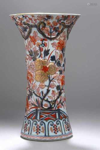 Porzellan-Ziervase, Japan, 19. Jh., Imari oder Arita, zwischen Ornamentbändern Floral-,Vogel- und