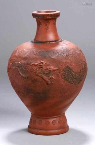 Terracotta-Ziervase, China, um 1900, umlaufendes, reliefplastisches Drachendekor zwischenWolken,