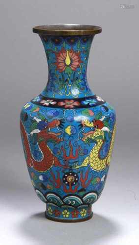 Cloisonné-Ziervase, China, 18./19. Jh., Messingkorpus, polychrom ausemailliertes Drachen-und