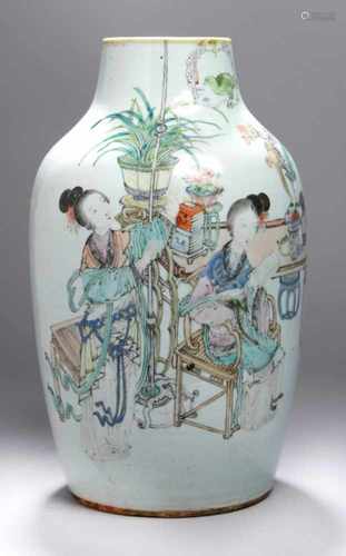 Porzellan-Ziervase, China, um 1900, Schauseite polychrom bemalt mit Figurenszenerie mit 2Hofdamen,