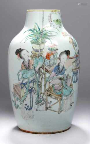 Porzellan-Ziervase, China, um 1900, Schauseite polychrom bemalt mit Figurenszenerie mit 2Hofdamen,