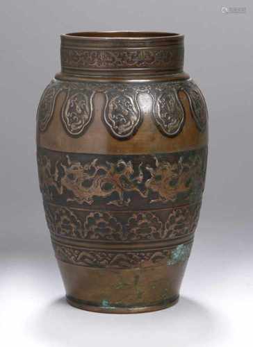 Bronze-Ziervase, China, 19. Jh., runder Stand, ovoider Korpus mit eingezogenemZylinderhals,