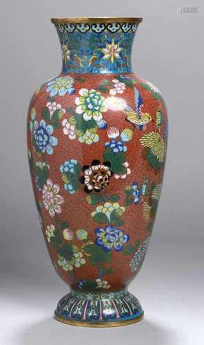 Cloisonné-Ziervase, China, 18./19. Jh., Kupferkorpus, polychrom ausemailliertesFloralranken-, Vogel-