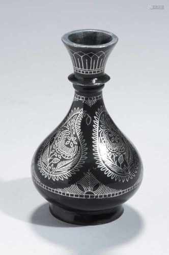 Metall-Ziervase, Orient, um 1900, leicht schräg ausgestellter Rundstand, zwiebelförmiggebauchter