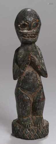 Holz-Figur, wohl Nepal, um 1900, auf Rundsockel mit rautenbeschnitztem Rand plastische,stehende