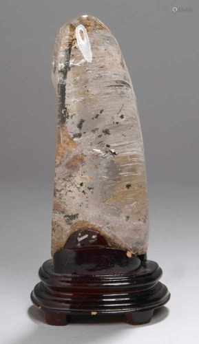 Bergkristall-Zierobjekt, China, obeliskenartige Form als Phallussymbol mit reichenEinschlüssen wie