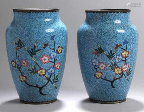 Ein Paar Cloisonné-Ziervasen, China, 19. Jh., auf den Schauseiten dekoriert mit