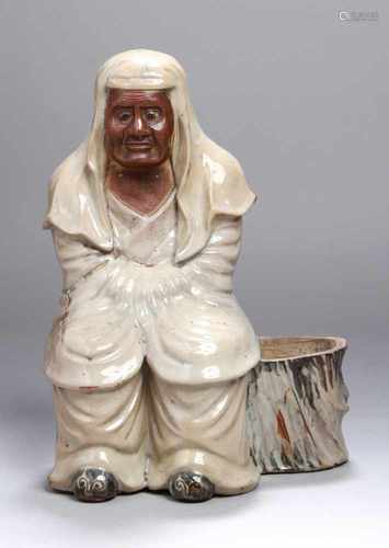 Keramik-Figur, Japan, Meiji-Periode, auf ausgehöhltem Baumstumpf vollplastische, sitzendePerson,