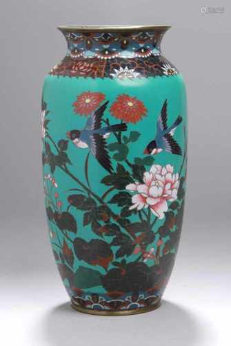 Cloisonné-Ziervase, Japan, Meiji-Periode, Messingkorpus, polychrom ausemailliertesBlumen-,