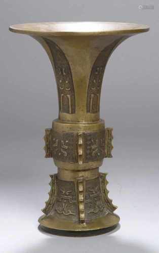 Bronze-Ziervase, China, 18./19. Jh., umlaufend dekoriert mit gezackt ausgestelltenAppliken,