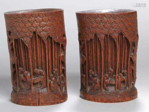 Ein Paar Bambus-Pinselbecher, China, um 1900, Wandung jeweils schauseitig reliefiert,plastisch und