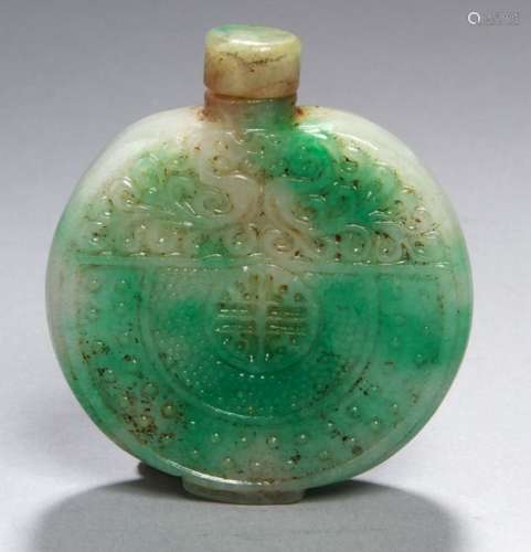 Jade-Snuffbottle, China, 19./20. Jh., über kleinem Rechteckstand scheibenförmiger Korpusmit kurzem