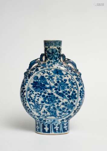 Vase en porcelaine bleu-blanc, de forme gourde,…