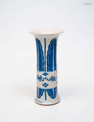 Vase rouleau en porcelaine bleu-blanc, à…