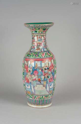Grand vase balustre en porcelaine, famille…
