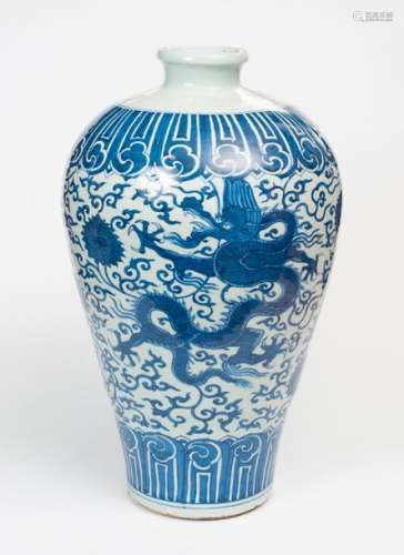 Vase meiping en porcelaine bleu blanc à décor…
