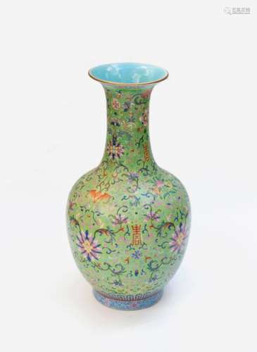 Vase en porcelaine à décor en émaux polychromes…