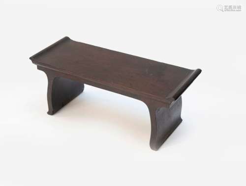 Petite table d’autel en bois Zitan. Chine,…