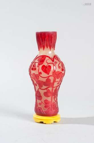 Vase en verre de Pékin, à décor gravé à l'acide…
