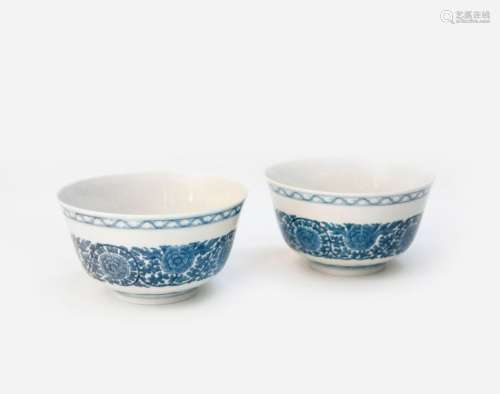 Paire de bols en porcelaine bleu et blanc…
