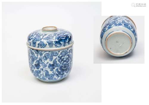 Pot couvert en porcelaine à décor bleu-blanc…