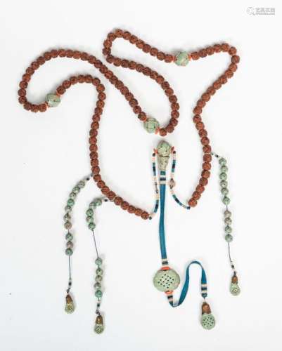 Collier en perles de bois de santal et turquoises.…