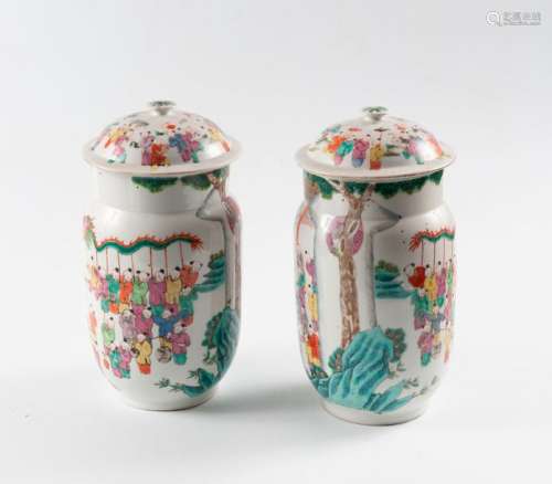Deux vases couverts à décor de centaines…