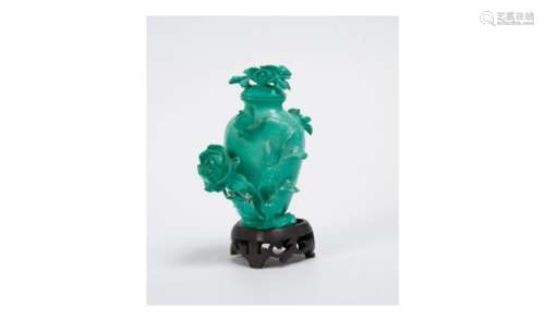Tabatière en turquoise en forme de vase fleuri,…