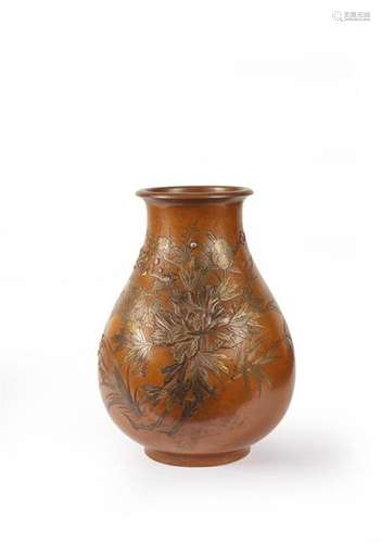 JAPON XXe siècle Vase en bronze. La panse bombée, …