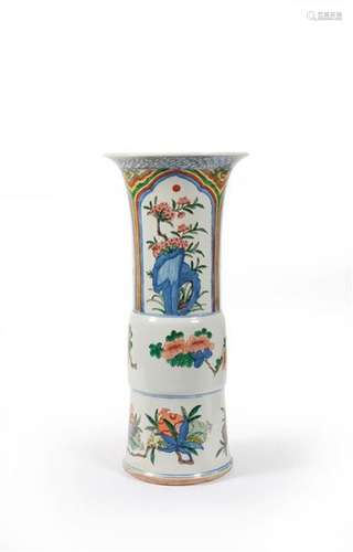 CHINE XXe siècle Vase Gu en porcelaine Wucai, à dé…