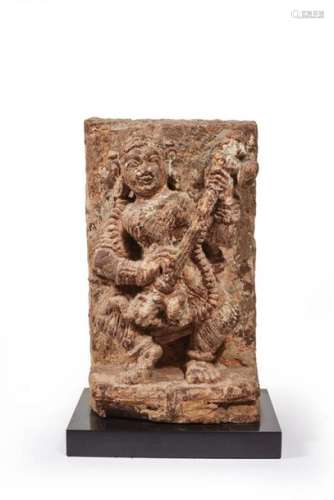 INDE XIXe siècle Stèle en grès sculpté, représenta…