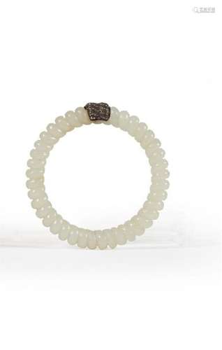 CHINE Début du XXe siècle Bracelet en jade blanc t…