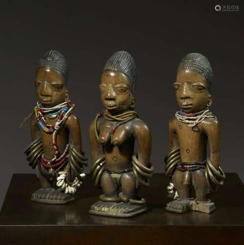 Triplés Yoruba Nigeria Bois. H. 24, 24,5 et 25 cm …