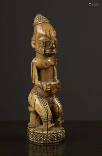 Statuette masculine Yoruba Nigeria Ivoire. H. 16 c…