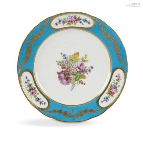 Sèvres Assiette en porcelaine tendre à décor polyc…