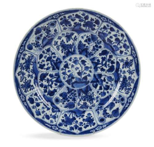 Chine Plat rond en porcelaine à décor en bleu sous…