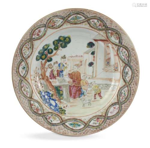 Chine Assiette en porcelaine à décor polychrome de…