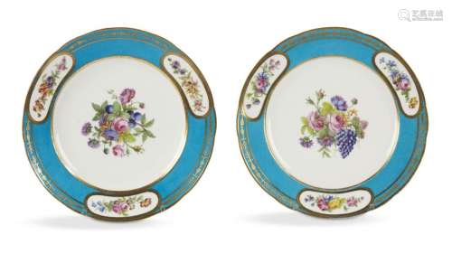 Sèvres Deux assiettes en porcelaine décor polychro…