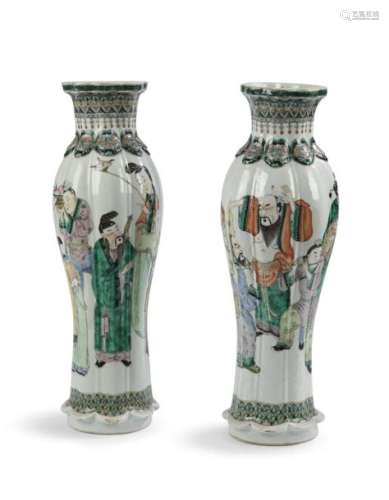 CHINE XIXe Paire de vases en porcelaine godronné à…