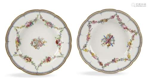 Sèvres Deux assiettes à potage en porcelaine tendr…