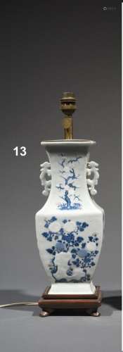 Vase de forme balustre en porcelaine émaillée bleu et rouge de cuivre sur un fond céladon à décor de 