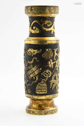 Vase à encens en bronze de patine brune et doré, finement ciselé les attributs des huit immortels. Marque apocryphe Hu Wen Ming Zhi.…
