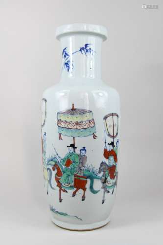 Vase rouleau en porcelaine et emaux doucai, à décor des cavaliers se préparant une course. Chine, période République.H: 45,5 cm