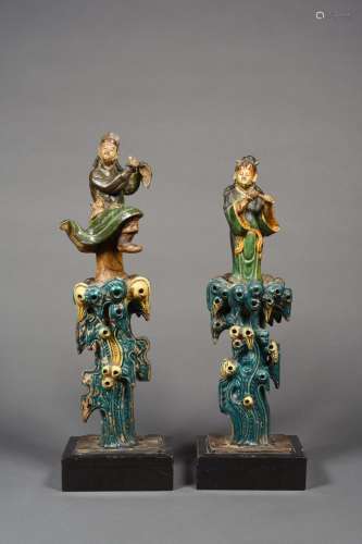 Deux éléments de faitage en céramique émaillée  trois couleurs, représentant des musiciens sur des rochers stylisés.Chine, période…
